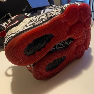 Lebron graffiti black red and white size US 9.5